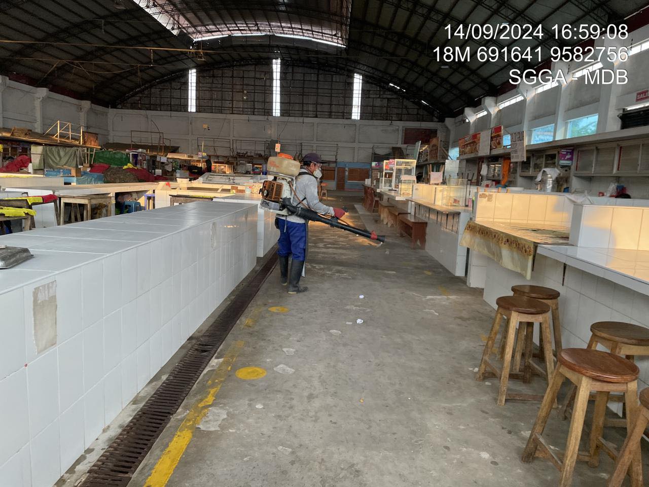 Municipalidad de belén realiza fumigación en el mercado Cardozo