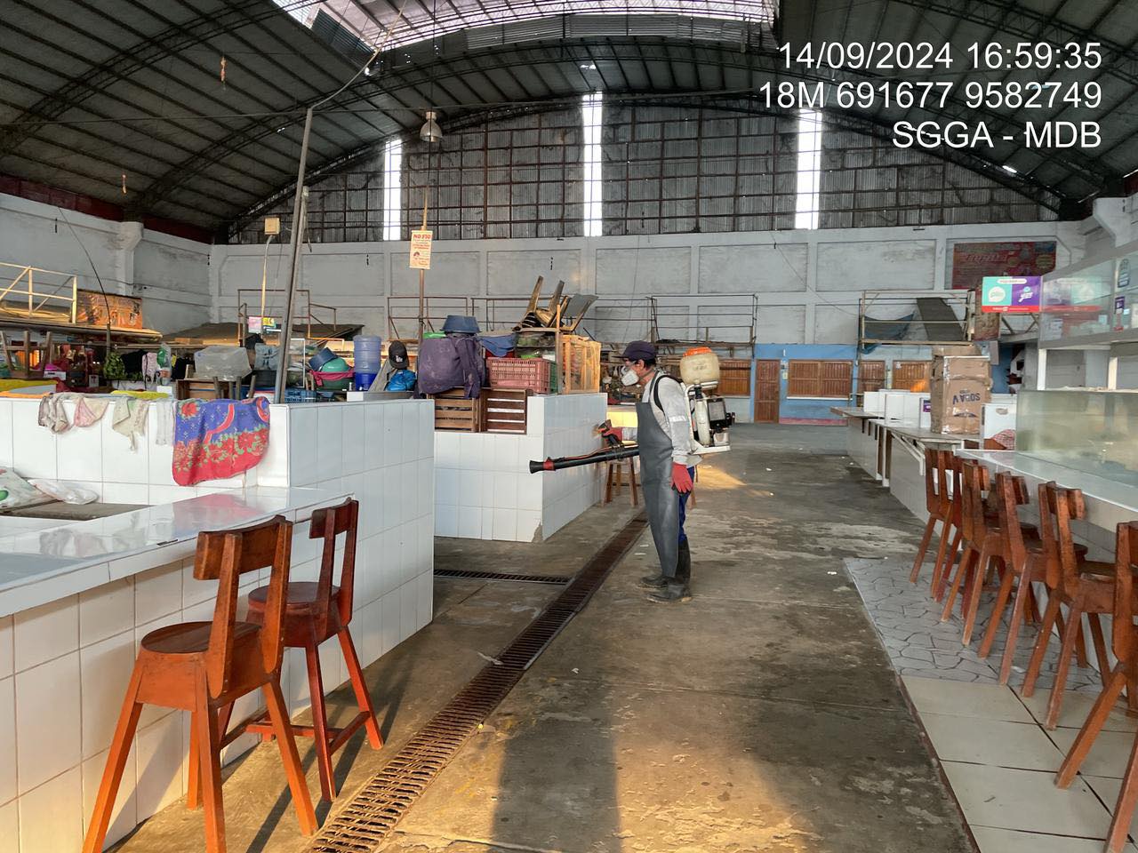 Municipalidad de belén realiza fumigación en el mercado Cardozo