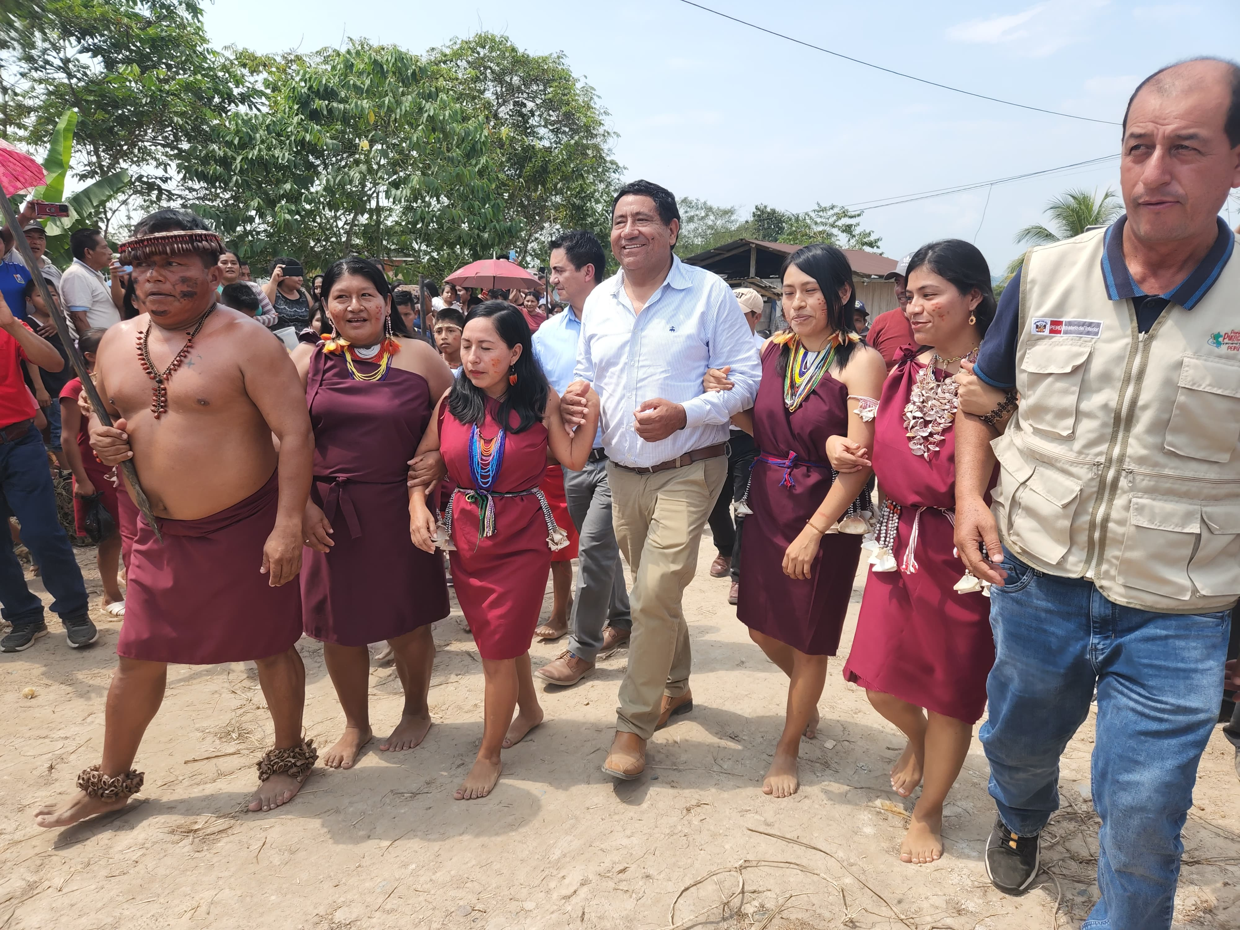 Gobernador Gilmer Horna coloca la primera piedra de la nueva sede de la UNTRM en Condorcanqui, con una inversión de más de 35 millones de soles para fomentar la educación superior.3