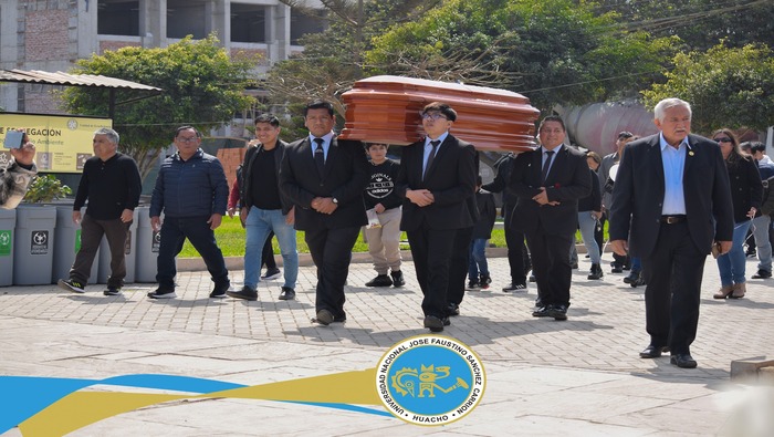 Se realizó el homenaje póstumo al docente de la Facultad de Educación, Oscar Ruperto Ezequiel Yanapa Zenteno.