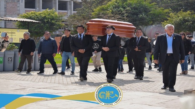 Se realizó el homenaje póstumo al docente de la Facultad de Educación, Oscar Ruperto Ezequiel Yanapa Zenteno.