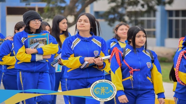 Un promedio de 40 estudiantes de cuarto y quinto año de secundaria de la I. E. P. Argos College de la provincia de Barranca recorrieron el campus universitario.