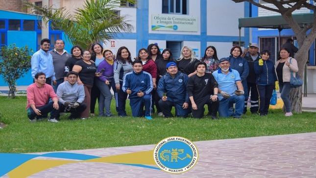 Los trabajadores de esta entidad vienen participando de una campaña de limpieza de los espacios académicos y áreas verdes.