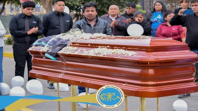 La comunidad académica de Empresariales dio el último adiós a Franklin Rivera, víctima de sicariato en Huacho.