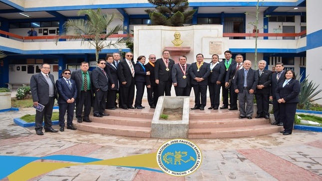 Se realizó la ceremonia de izamiento del Pabellón Nacional por el 51° aniversario de creación de las escuelas profesionales de Trabajo Social y Sociología. 