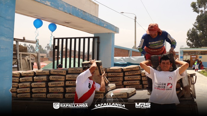 Apoyo coyuntural de 100 bolsas de cemento a la I.E. 30028 - Cocharcas