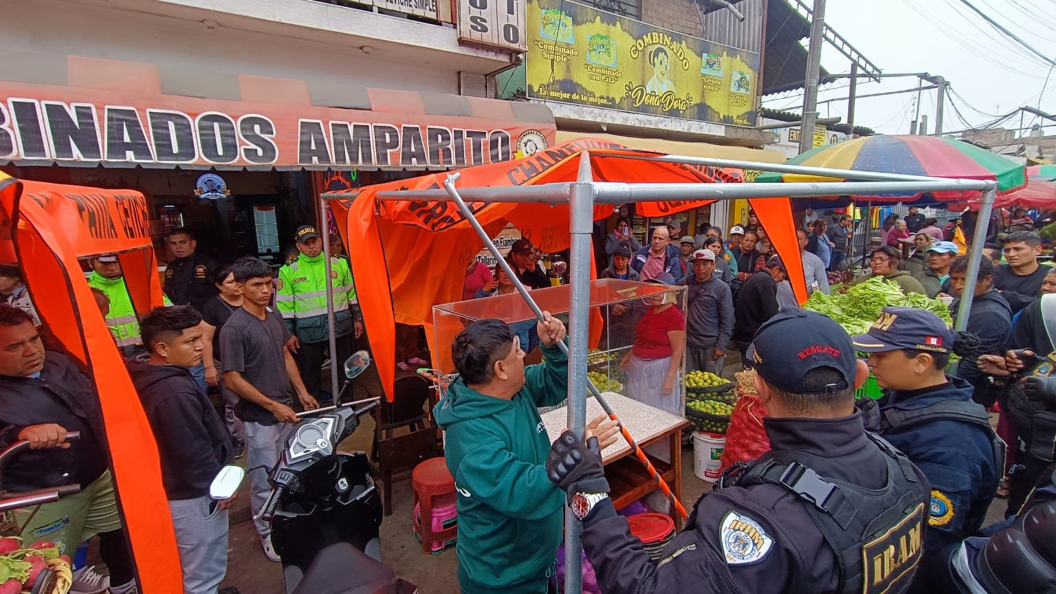 Recuperan espacios públicos invadidos por comerciantes informales