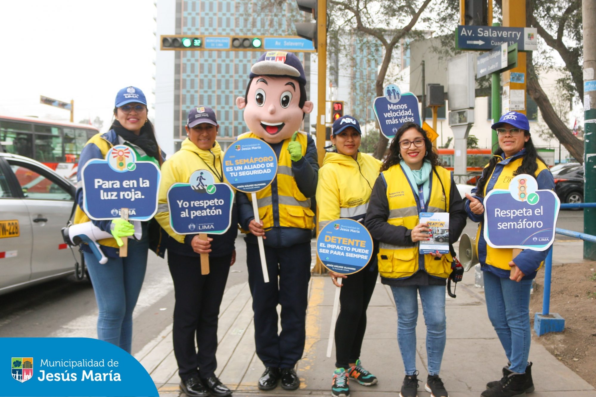 Nuestro equipo de #MovilidadUrbana refuerza su labor con la nueva herramienta de fiscalización electrónica “LIMA REPORTA” en coordinación con la Municipalidad de Lima. Desde nuestra Central de Seguridad Integral, equipada con modernas cámaras de videovigilancia 📹, detectamos y sancionamos infracciones como estacionamientos en zonas rígidas 🚫, exceso de velocidad ⚡, obstrucción de cruceros peatonales 🚶♀️ y más.