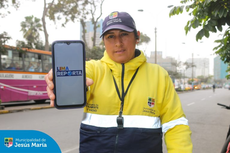 Nuestro equipo de #MovilidadUrbana refuerza su labor con la nueva herramienta de fiscalización electrónica “LIMA REPORTA” en coordinación con la Municipalidad de Lima. Desde nuestra Central de Seguridad Integral, equipada con modernas cámaras de videovigilancia 📹, detectamos y sancionamos infracciones como estacionamientos en zonas rígidas 🚫, exceso de velocidad ⚡, obstrucción de cruceros peatonales 🚶♀️ y más.