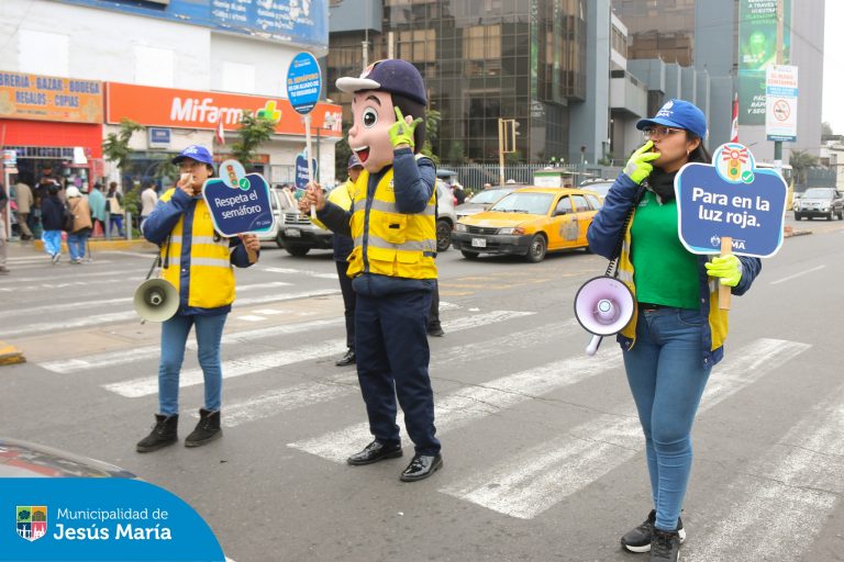 Nuestro equipo de #MovilidadUrbana refuerza su labor con la nueva herramienta de fiscalización electrónica “LIMA REPORTA” en coordinación con la Municipalidad de Lima. Desde nuestra Central de Seguridad Integral, equipada con modernas cámaras de videovigilancia 📹, detectamos y sancionamos infracciones como estacionamientos en zonas rígidas 🚫, exceso de velocidad ⚡, obstrucción de cruceros peatonales 🚶♀️ y más.
