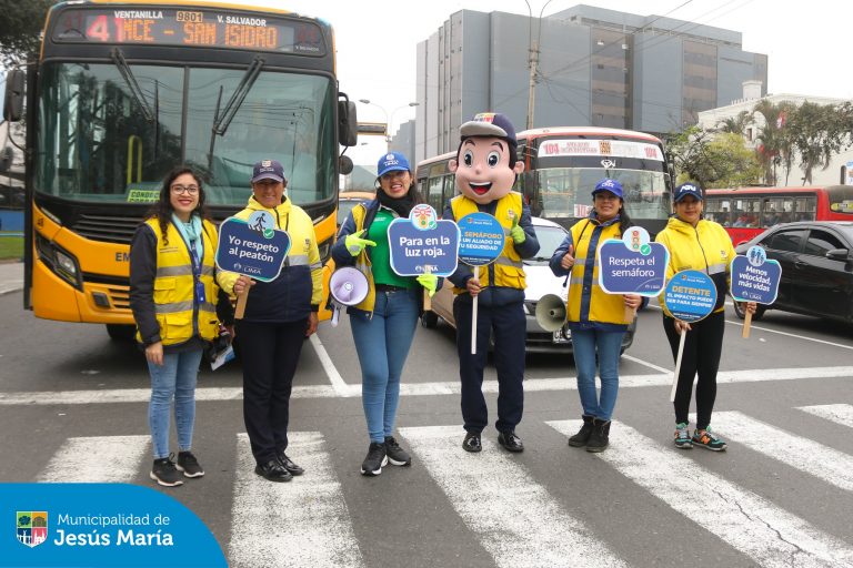 Nuestro equipo de #MovilidadUrbana refuerza su labor con la nueva herramienta de fiscalización electrónica “LIMA REPORTA” en coordinación con la Municipalidad de Lima. Desde nuestra Central de Seguridad Integral, equipada con modernas cámaras de videovigilancia 📹, detectamos y sancionamos infracciones como estacionamientos en zonas rígidas 🚫, exceso de velocidad ⚡, obstrucción de cruceros peatonales 🚶♀️ y más.