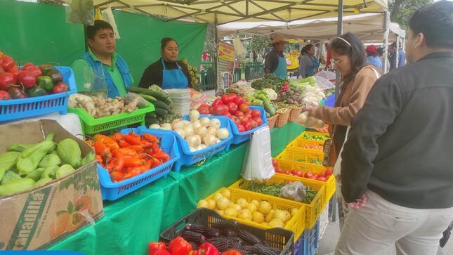 Son muchos los vecinos que se beneficiaron en la venta de diversos productos a bajo costo. 🫰🏻
🙌🏻 No pierdas la oportunidad de visitar el Mercadito Agrícola y adquirir alimentos frescos como pollo, 🐔 pescado 🐟 y productos para el hogar. Visítanos este Domingo 15 en el 📍 Parque Eduardo de Habich desde las 8:00 a.m. hasta las 3:00 p.m.