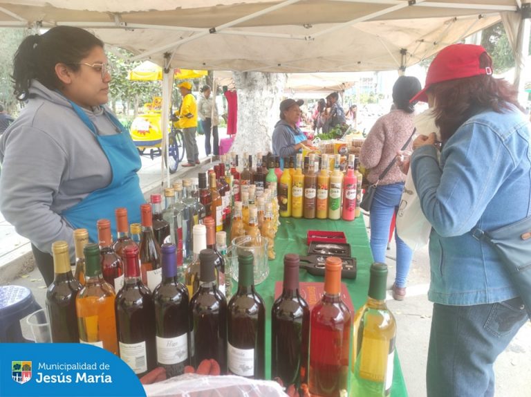 Son muchos los vecinos que se beneficiaron en la venta de diversos productos a bajo costo. 🫰🏻
🙌🏻 No pierdas la oportunidad de visitar el Mercadito Agrícola y adquirir alimentos frescos como pollo, 🐔 pescado 🐟 y productos para el hogar. Visítanos este Domingo 15 en el 📍 Parque Eduardo de Habich desde las 8:00 a.m. hasta las 3:00 p.m.