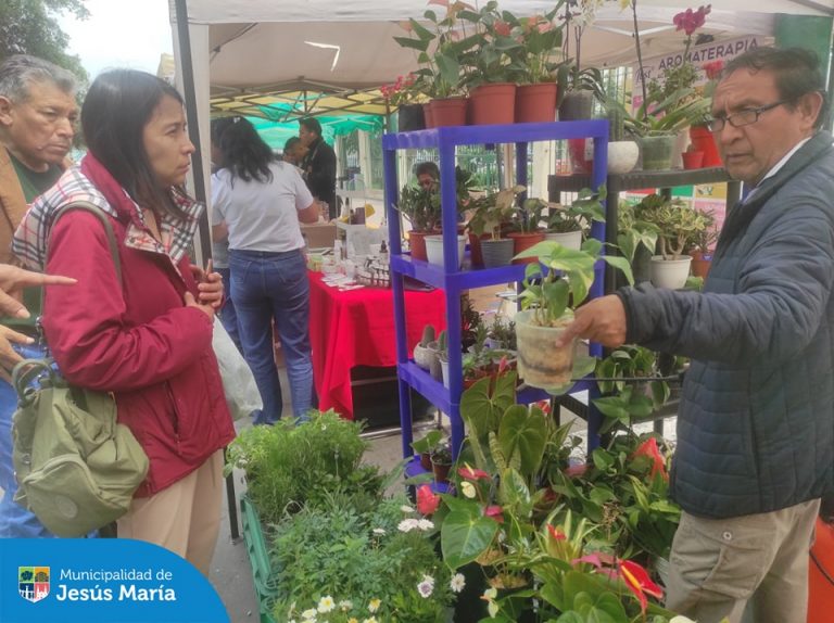 Son muchos los vecinos que se beneficiaron en la venta de diversos productos a bajo costo. 🫰🏻
🙌🏻 No pierdas la oportunidad de visitar el Mercadito Agrícola y adquirir alimentos frescos como pollo, 🐔 pescado 🐟 y productos para el hogar. Visítanos este Domingo 15 en el 📍 Parque Eduardo de Habich desde las 8:00 a.m. hasta las 3:00 p.m.