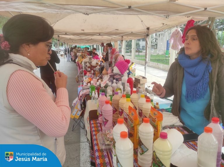 Son muchos los vecinos que se beneficiaron en la venta de diversos productos a bajo costo. 🫰🏻
🙌🏻 No pierdas la oportunidad de visitar el Mercadito Agrícola y adquirir alimentos frescos como pollo, 🐔 pescado 🐟 y productos para el hogar. Visítanos este Domingo 15 en el 📍 Parque Eduardo de Habich desde las 8:00 a.m. hasta las 3:00 p.m.