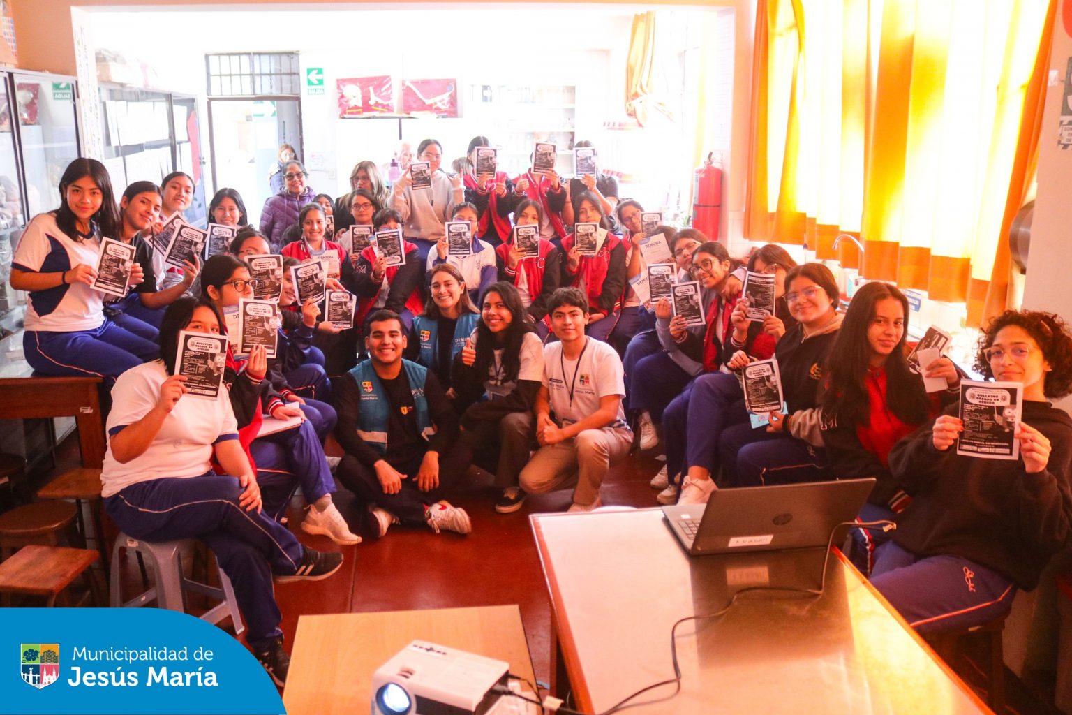 La Defensoría Municipal del Niño y del Adolescente realizó una importante charla dirigida a las estudiantes de 3ero, 4to y 5to de secundaria de la I.E. Gabriela Mistral. Juntos, reflexionamos sobre el valor de la equidad y el respeto mutuo en la sociedad. 💬✨
Formando futuras líderes con igualdad de oportunidades.