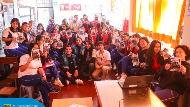 La Defensoría Municipal del Niño y del Adolescente realizó una importante charla dirigida a las estudiantes de 3ero, 4to y 5to de secundaria de la I.E. Gabriela Mistral. Juntos, reflexionamos sobre el valor de la equidad y el respeto mutuo en la sociedad. 💬✨
Formando futuras líderes con igualdad de oportunidades.
