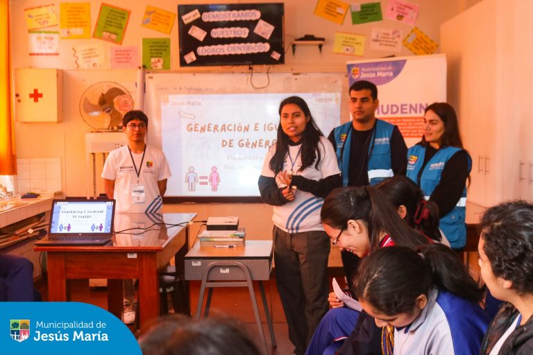 La Defensoría Municipal del Niño y del Adolescente realizó una importante charla dirigida a las estudiantes de 3ero, 4to y 5to de secundaria de la I.E. Gabriela Mistral. Juntos, reflexionamos sobre el valor de la equidad y el respeto mutuo en la sociedad. 💬✨
Formando futuras líderes con igualdad de oportunidades.