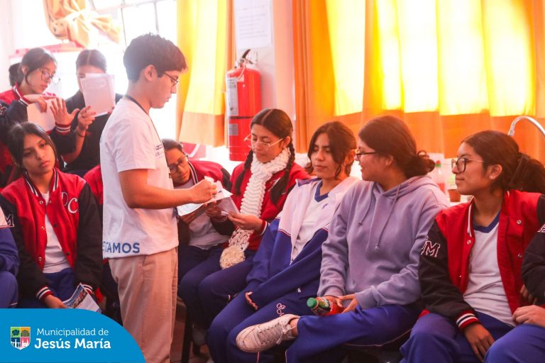 La Defensoría Municipal del Niño y del Adolescente realizó una importante charla dirigida a las estudiantes de 3ero, 4to y 5to de secundaria de la I.E. Gabriela Mistral. Juntos, reflexionamos sobre el valor de la equidad y el respeto mutuo en la sociedad. 💬✨
Formando futuras líderes con igualdad de oportunidades.