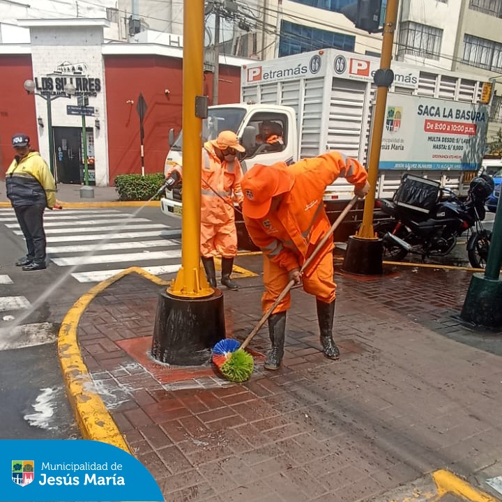 Nuestro equipo de Limpieza Pública está en acción 💪, con la campaña de baldeo y lavado de pisos en distintos puntos del distrito. 🧹 Estamos combatiendo el mal uso de espacios públicos ❌ por personas y mascotas 🐕 que miccionan en la vía pública, afectando la salubridad de las calles. 👎🏻
🌱 ¡Cuidemos juntos nuestros espacios! Porque un distrito limpio depende de todos.