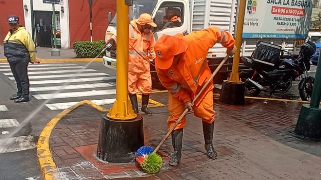 Nuestro equipo de Limpieza Pública está en acción 💪, con la campaña de baldeo y lavado de pisos en distintos puntos del distrito. 🧹 Estamos combatiendo el mal uso de espacios públicos ❌ por personas y mascotas 🐕 que miccionan en la vía pública, afectando la salubridad de las calles. 👎🏻
🌱 ¡Cuidemos juntos nuestros espacios! Porque un distrito limpio depende de todos.