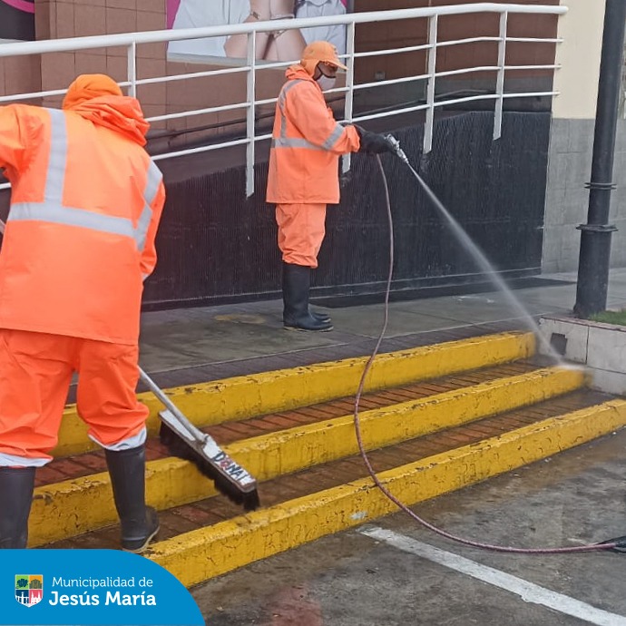 Nuestro equipo de Limpieza Pública está en acción 💪, con la campaña de baldeo y lavado de pisos en distintos puntos del distrito. 🧹 Estamos combatiendo el mal uso de espacios públicos ❌ por personas y mascotas 🐕 que miccionan en la vía pública, afectando la salubridad de las calles. 👎🏻
🌱 ¡Cuidemos juntos nuestros espacios! Porque un distrito limpio depende de todos.