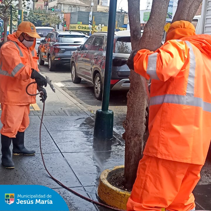 Nuestro equipo de Limpieza Pública está en acción 💪, con la campaña de baldeo y lavado de pisos en distintos puntos del distrito. 🧹 Estamos combatiendo el mal uso de espacios públicos ❌ por personas y mascotas 🐕 que miccionan en la vía pública, afectando la salubridad de las calles. 👎🏻
🌱 ¡Cuidemos juntos nuestros espacios! Porque un distrito limpio depende de todos.