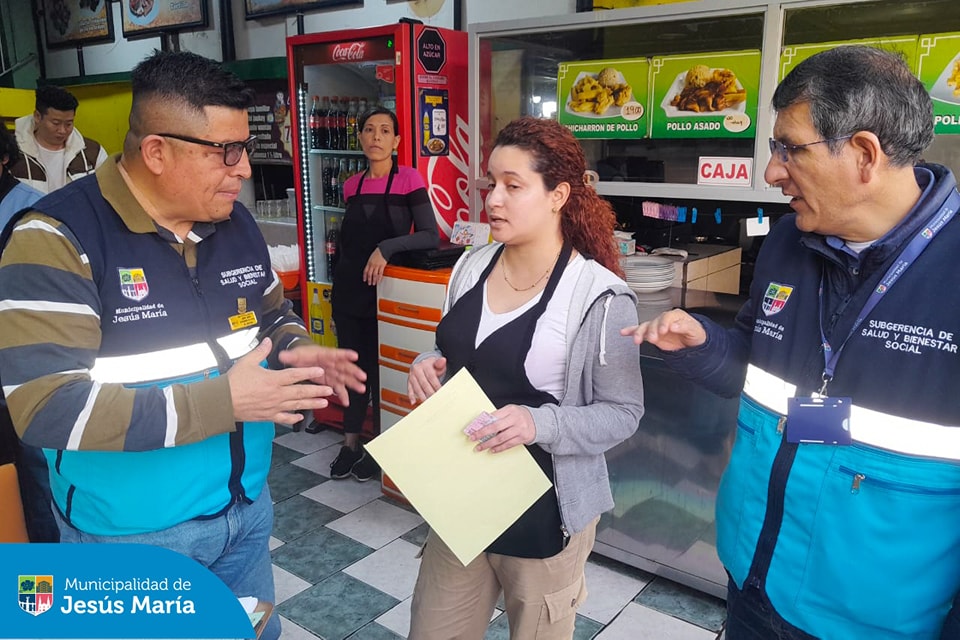 El equipo de la Gerencia de Servicios a la Ciudad y Desarrollo Sostenible, junto a la Subgerencia de Salud y Bienestar Social, vienen realizando inspecciones preventivas en restaurantes y establecimientos de alimentos. 🛑 Nuestro objetivo es verificar el manejo adecuado de residuos sólidos, promover buenas prácticas ambientales y evaluar las condiciones de salubridad. 💯
¡Porque juntos construimos una ciudad más limpia, segura y saludable para todos!