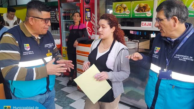 El equipo de la Gerencia de Servicios a la Ciudad y Desarrollo Sostenible, junto a la Subgerencia de Salud y Bienestar Social, vienen realizando inspecciones preventivas en restaurantes y establecimientos de alimentos. 🛑 Nuestro objetivo es verificar el manejo adecuado de residuos sólidos, promover buenas prácticas ambientales y evaluar las condiciones de salubridad. 💯
¡Porque juntos construimos una ciudad más limpia, segura y saludable para todos!