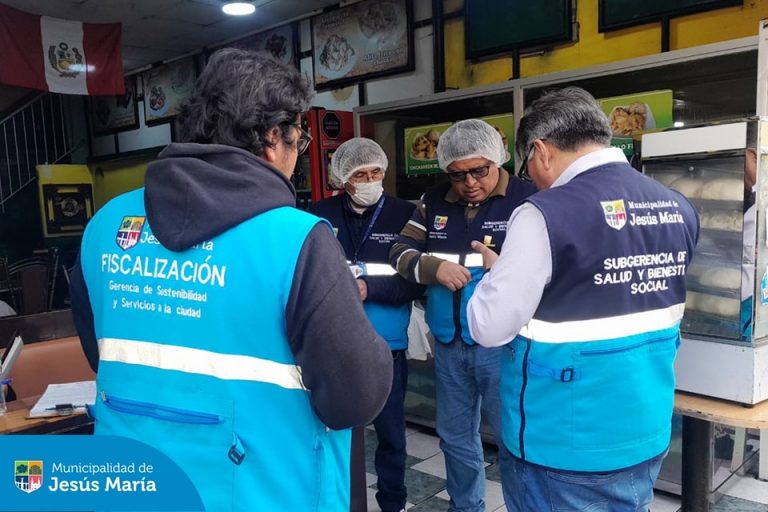 El equipo de la Gerencia de Servicios a la Ciudad y Desarrollo Sostenible, junto a la Subgerencia de Salud y Bienestar Social, vienen realizando inspecciones preventivas en restaurantes y establecimientos de alimentos. 🛑 Nuestro objetivo es verificar el manejo adecuado de residuos sólidos, promover buenas prácticas ambientales y evaluar las condiciones de salubridad. 💯
¡Porque juntos construimos una ciudad más limpia, segura y saludable para todos!
