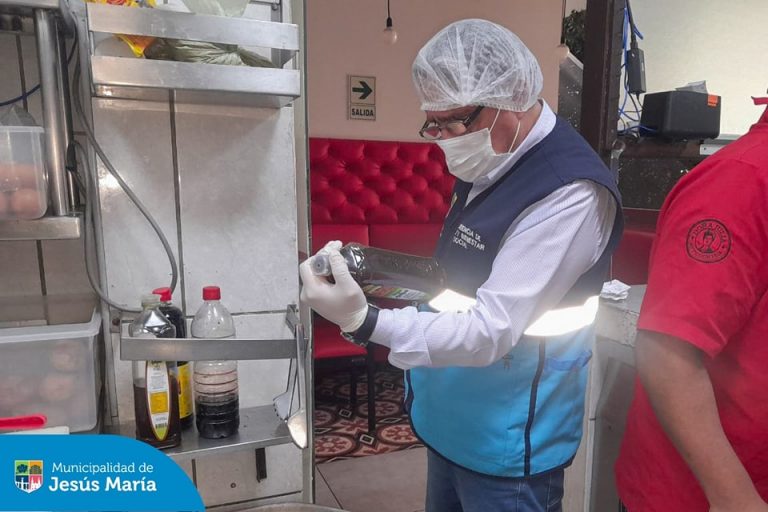 El equipo de la Gerencia de Servicios a la Ciudad y Desarrollo Sostenible, junto a la Subgerencia de Salud y Bienestar Social, vienen realizando inspecciones preventivas en restaurantes y establecimientos de alimentos. 🛑 Nuestro objetivo es verificar el manejo adecuado de residuos sólidos, promover buenas prácticas ambientales y evaluar las condiciones de salubridad. 💯
¡Porque juntos construimos una ciudad más limpia, segura y saludable para todos!