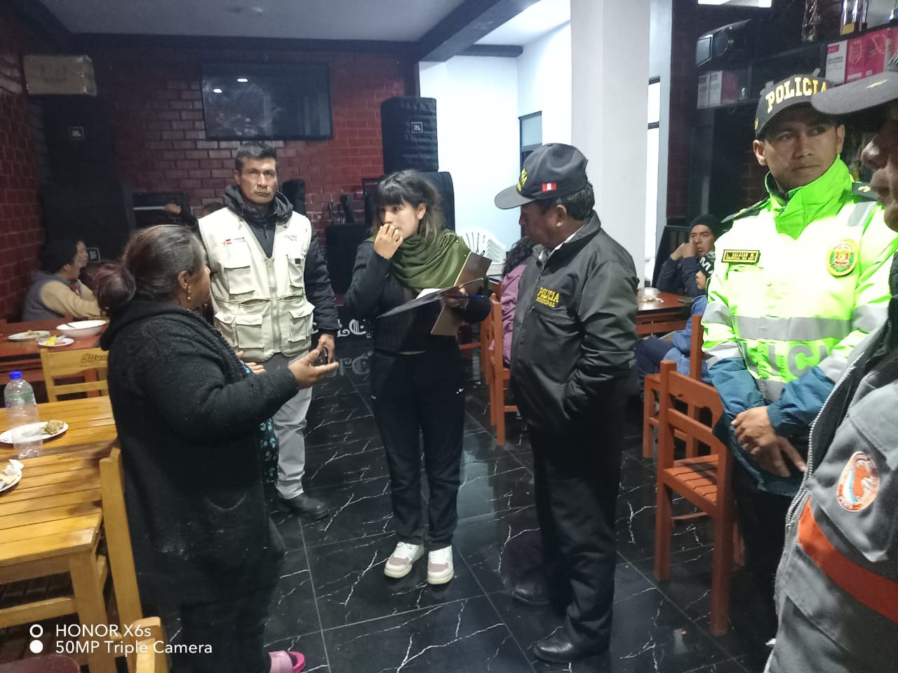 Recientemente, se llevó a cabo un operativo en diversas licorerías, bares y restobares de nuestra jurisdicción. Este operativo contó con la participación de la Sub Gerencia de Desarrollo Económico y Humano, la Policía Nacional del Perú, el Subprefecto de Tapo, Serenazgo y Policía Municipal.
Durante el operativo, se intervino el 50% de los establecimientos, encontrándose los siguientes resultados:
30% de los locales intervenidos: No contaban con licencia de funcionamiento, ni cumplían con los estándares de higiene y ordenamiento necesarios.
20% de los locales intervenidos: contaban con licencia de funcionamiento, aunque presentaban irregularidades en sus documentos
Este operativo se realizó con el objetivo de garantizar la seguridad y el bienestar de nuestros vecinos, así como para asegurar que todos los establecimientos cumplan con las normativas vigentes. Continuaremos con estos operativos de manera regular para mantener el orden y la legalidad en nuestro distrito.