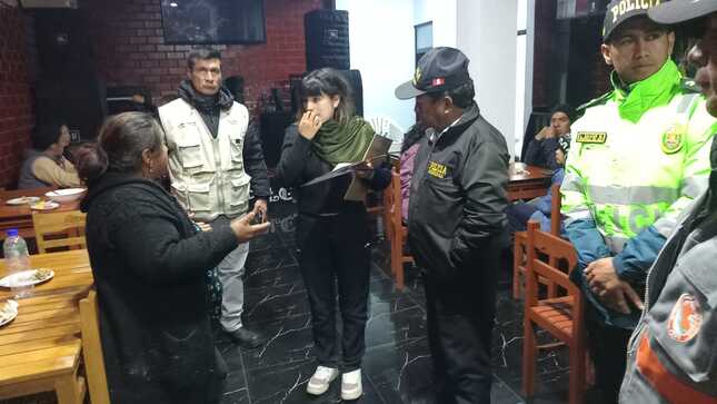 Recientemente, se llevó a cabo un operativo en diversas licorerías, bares y restobares de nuestra jurisdicción. Este operativo contó con la participación de la Sub Gerencia de Desarrollo Económico y Humano, la Policía Nacional del Perú, el Subprefecto de Tapo, Serenazgo y Policía Municipal.
Durante el operativo, se intervino el 50% de los establecimientos, encontrándose los siguientes resultados:
30% de los locales intervenidos: No contaban con licencia de funcionamiento, ni cumplían con los estándares de higiene y ordenamiento necesarios.
20% de los locales intervenidos: contaban con licencia de funcionamiento, aunque presentaban irregularidades en sus documentos
Este operativo se realizó con el objetivo de garantizar la seguridad y el bienestar de nuestros vecinos, así como para asegurar que todos los establecimientos cumplan con las normativas vigentes. Continuaremos con estos operativos de manera regular para mantener el orden y la legalidad en nuestro distrito.