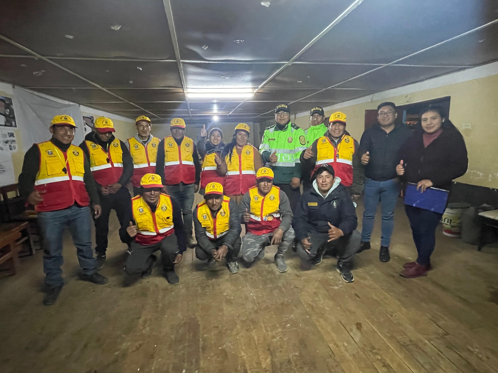 La Municipalidad Distrital de Palca, liderada por la Alcaldesa Sra. Aurea Arias Limaymanta, en coordinación con el Sub Gerente de Servicios Municipales y la Policía Nacional del Perú, realizó con éxito la juramentación de la nueva junta vecinal en el anexo de Yaroca.
Este importante evento marca la seguridad en nuestro distrito. La nueva junta vecinal estará encargada de promover la participación ciudadana, colaborar en la prevención de delitos y trabajar en conjunto con las autoridades para mejorar la calidad de vida en nuestra localidad.
Agradecemos a todos los vecinos por su compromiso y participación activa. ¡Juntos, seguimos construyendo Palca más seguro y unido!