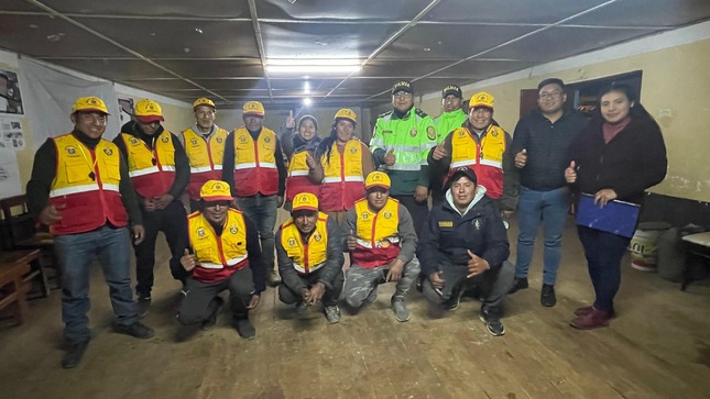 La Municipalidad Distrital de Palca, liderada por la Alcaldesa Sra. Aurea Arias Limaymanta, en coordinación con el Sub Gerente de Servicios Municipales y la Policía Nacional del Perú, realizó con éxito la juramentación de la nueva junta vecinal en el anexo de Yaroca.
Este importante evento marca la seguridad en nuestro distrito. La nueva junta vecinal estará encargada de promover la participación ciudadana, colaborar en la prevención de delitos y trabajar en conjunto con las autoridades para mejorar la calidad de vida en nuestra localidad.
Agradecemos a todos los vecinos por su compromiso y participación activa. ¡Juntos, seguimos construyendo Palca más seguro y unido!