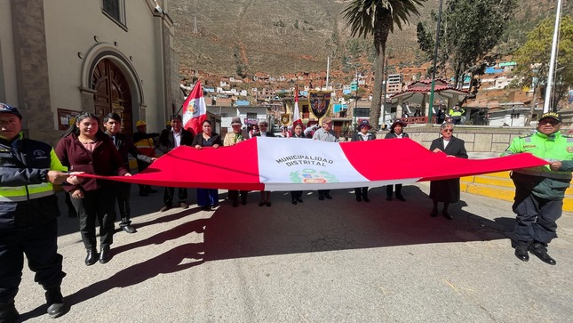 Este viernes 7 de junio en el Plaza del Distrito de Palca, se llevó a cabo la ceremonia y homenaje a la Bandera Nacional en compañia de nuestras autoridades 🇵🇪.
El 7 de junio, Día de la Bandera, fecha en la cual se conmemora la Batalla de Arica, llevada a cabo el año 1880, episodio de la Guerra del Pacífico (1879-1883). Y  se han cumplido 144 años.