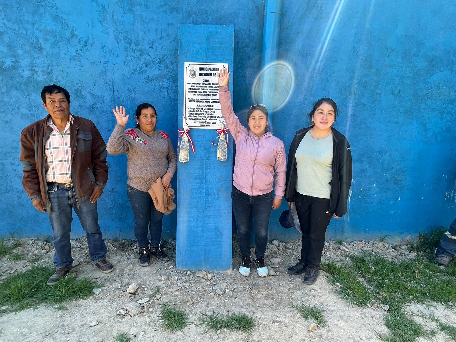 La Municipalidad Distrital de Palca, bajo el liderazgo de nuestra Alcaldesa Sra. Aurea Herlinda Arias Limaymanta, se enorgullece en anunciar la inauguración de la obra "MEJORAMIENTO Y AMPLIACIÓN DEL SERVICIO DE AGUA PARA RIEGO EN EL TRAMO ACAPATA, PICHGAPUQUIO EN EL ANEXO DE LLACSACACA DEL DISTRITO DE PALCA DE LA PROVINCIA DE TARMA DEL DEPARTAMENTO DE JUNÍN".
Esta importante obra beneficiará a nuestros agricultores, mejorando significativamente la eficiencia del riego y contribuyendo al progreso de nuestro distrito. El proyecto incluye la instalación de sistemas de distribución de agua, que permitirán un uso más efectivo de este recurso vital.
Esta importante obra representa un avance significativo para nuestro Anexo, ya que permitirá mejorar las condiciones de riego, beneficiando directamente a nuestros agricultores.