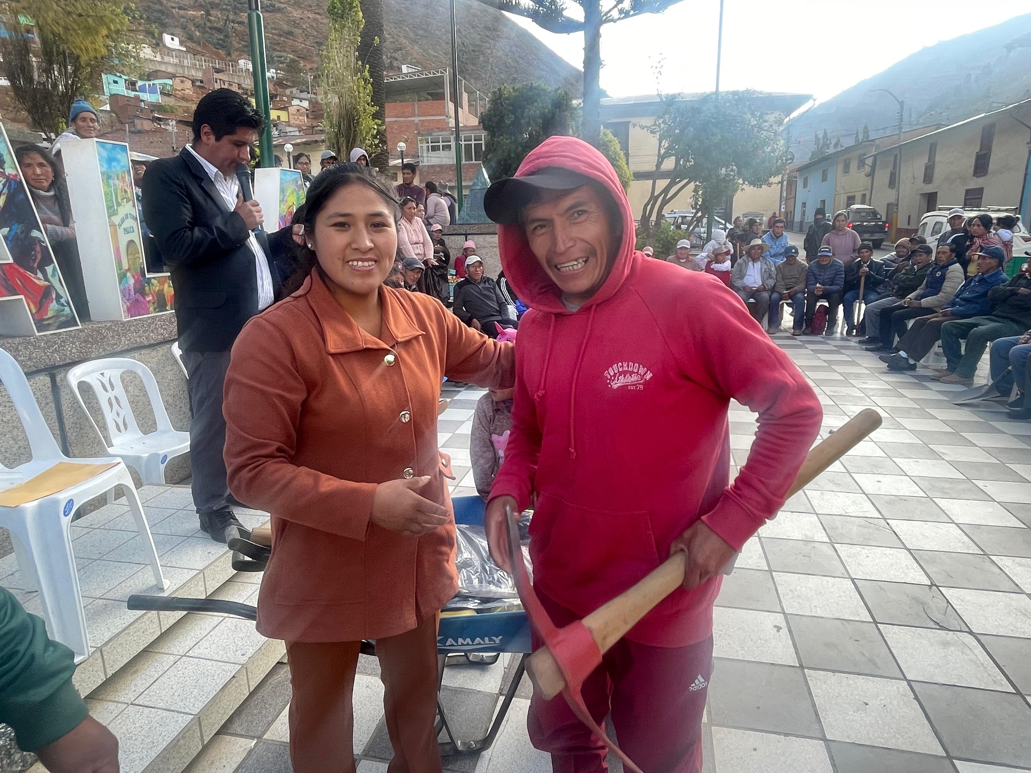 ¡Así se vivió un emotivo homenaje por el Día del Padre en nuestro querido distrito de Palca!
Con gran alegría y cariño, celebramos a todos los papás con un evento especial donde se llevaron a cabo emocionantes sorteos de diferentes premios. Fue una oportunidad única para reconocer el labor y el amor incondicional de nuestros padres, quienes son verdaderos ejemplos de fortaleza y dedicación.