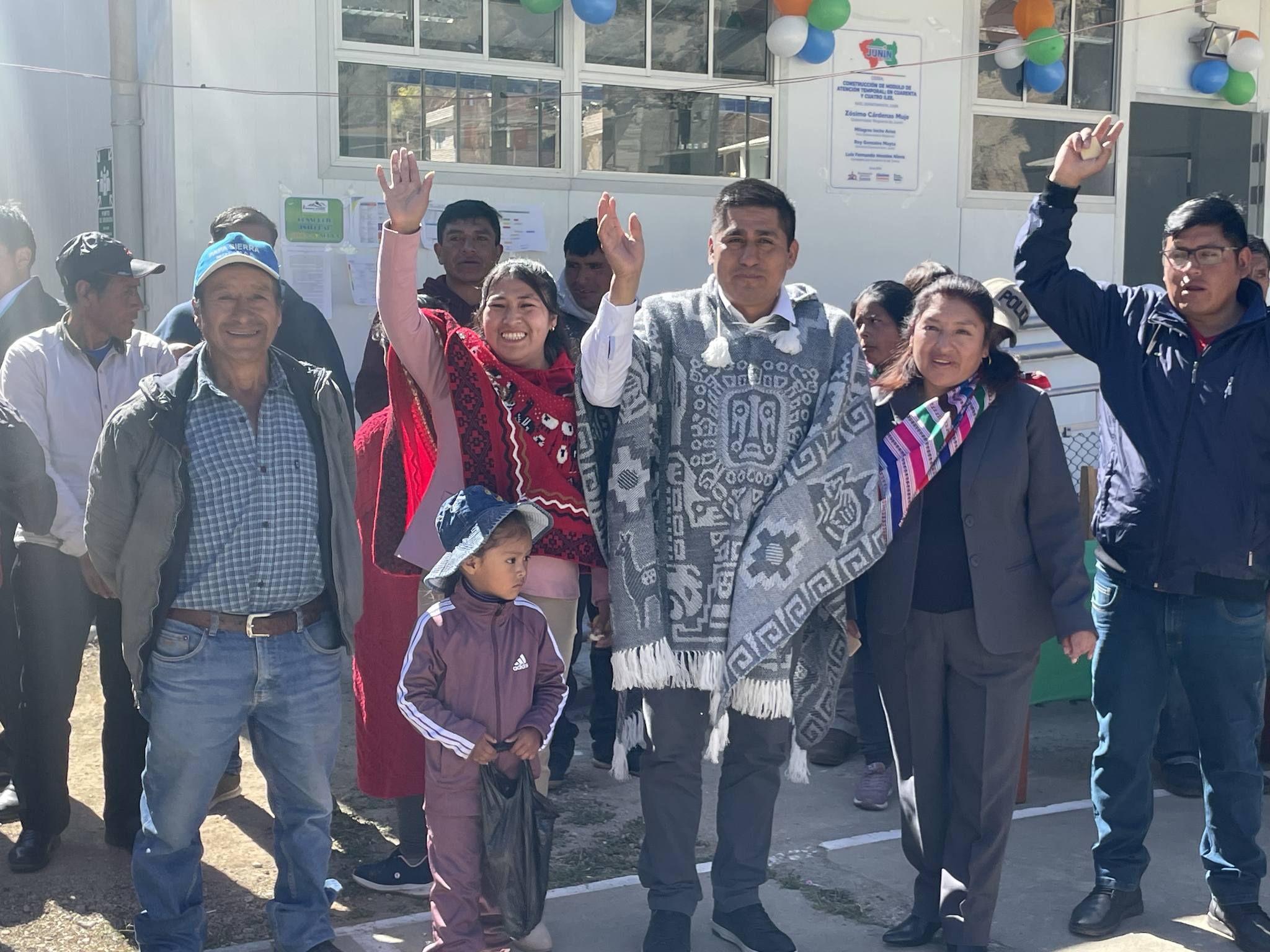 📅 El dia Lunes, contamos con la honorable visita del Ministro de Desarrollo Agrario y Riego, Ángel Manero Campos, junto al Gobierno Regional Junín, la Dirección Regional de Agricultura Junín y la Superintendencia Nacional de Registros Públicos (Sunarp). Juntos, llevaron a cabo la entrega histórica de más de 450 títulos de propiedad en el Distrito de Palca - Tarma.
🎉 Además, se inauguró el moderno módulo educativo en el nivel inicial N° 30162 - Huaruyoc, en compañía del Gobernador Regional de Junín, MG. Zósimo Cárdenas Muje. el compromiso de nuestra alcaldesa con la educación y el futuro de nuestros niños.
👏 La alcaldesa Áurea Herlinda Arias Limaymanta ha demostrado, una vez más, su dedicación y liderazgo al plantear proyectos innovadores que impulsarán el progreso de nuestro distrito. Su visión y esfuerzo incansable están transformando Palca en un lugar mejor para todos