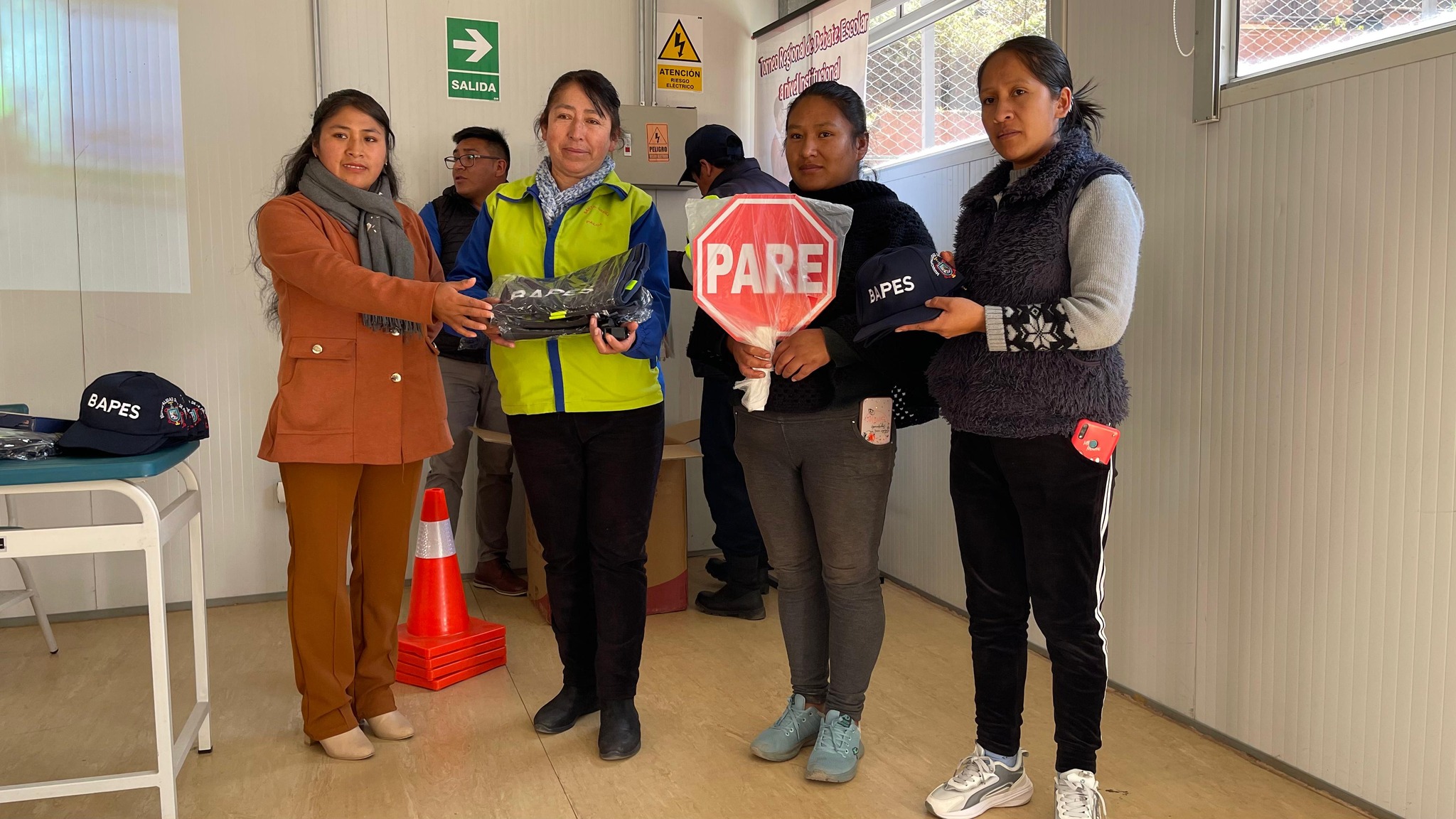 La Municipalidad Distrital de Palca, liderada por la Alcaldesa Sra. Aurea Herlinda Arias Limaymanta, en coordinación con el Sub Gerente de Servicios Municipales, realizó un importante evento donde Estuvieron presentes las siguientes instituciones educativas:
I.E. Santo Domingo de Convenio
I.E. Santa Úrsula
I.E. Santo Domingo la Escuela
I.E. Sonia Girón de Acero de Patay (nivel primario y secundario)
I.E. Integrada 30829 de Yaroca (nivel inicial y primario)
Durante la ceremonia, se entregaron BAPES, chalecos, gorras, silbatos y paletas de señales de tránsito. Estos equipos son fundamentales para mejorar la seguridad vial y el bienestar de nuestros estudiantes.