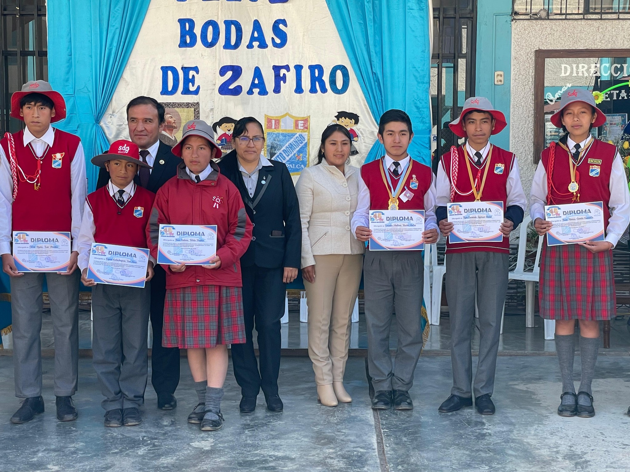 FELICITACIONES "I.E.C SANTO DOMINGO DE GUZMAN PALCA"
Con motivo de sus 45 años al servicio de la educación, queremos expresar nuestras más sinceras felicitaciones a la Institución Educativa "Santo Domingo de Guzmán" de Palca. Este logro representa décadas de dedicación y compromiso con la formación de estudiantes.
En esta significativa celebración, contamos con la participación de nuestra alcaldesa, Sra. Aurea Herlinda Arias Limaymanta que no solo expresó su felicitación al colegio por su 45° aniversario, sino que también reafirmó su compromiso con la juventud y la educación de Palca.
En un gesto de apoyo y reconocimiento al talento de nuestros jóvenes, la alcaldesa hizo entrega de un valioso instrumento musical a la institución. Este aporte es una muestra más de su constante esfuerzo por fomentar el desarrollo artístico y cultural entre los estudiantes, incentivando a los jóvenes talentosos a seguir persiguiendo sus sueños y desarrollando sus habilidades.