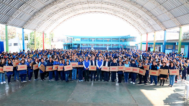 Laptops para docentes son distribuidos en Trujillo
