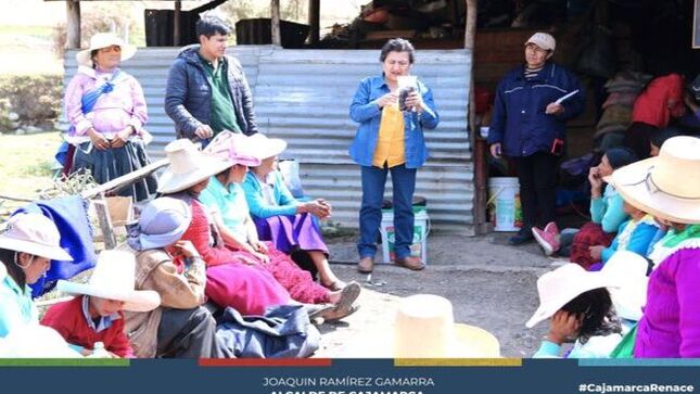 🌽 La Municipalidad Provincial de Cajamarca, en alianza con el Instituto Nacional de Innovación Agraria (INIA), llevó a cabo una charla informativa para 32 beneficiarias del comedor popular "Rosa Blanca" en el caserío de Huayllapampa Baja. El objetivo fue informar sobre los destacados beneficios y propiedades del maíz morado (INIA 601).
🌰 Durante la charla, se resaltó que este tipo de maíz no solo destaca por su atractivo color, sino también por su alto valor nutracéutico. Además de su aporte alimenticio y refrescante, se enfatizó en sus propiedades antioxidantes, las cuales pueden ayudar a controlar el colesterol, los triglicéridos y la presión arterial.
🌱 Esta iniciativa se enmarca en el creciente interés de la comunidad por este cultivo. Así, la Municipalidad y el INIA planean brindar apoyo a todo el proceso productivo, desde la siembra hasta la cosecha, para que los participantes puedan beneficiarse de su comercialización.