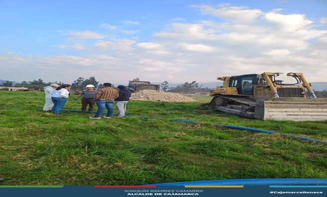 π§ Con el objetivo de asegurar el abastecimiento continuo de agua potable para las cisternas que distribuyen agua en toda la ciudad, el alcalde JoaquΓn RamΓrez ha dispuesto la ejecuciΓ³n de trabajos en la vΓa de acceso al pozo tubular de Ajoscancha. Esta medida busca ofrecer una soluciΓ³n inmediata ante la escasez de agua provocada por la actual sequΓa.
π La Municipalidad Provincial de Cajamarca, en coordinaciΓ³n con la EPS SEDACAJ y la empresa Newmont ALAC, realiza estos trabajos de habilitaciΓ³n de vΓas. Se estΓ‘ afirmando el camino, para lo cual se estΓ‘n utilizando los materiales necesarios y la maquinaria pesada de la municipalidad, garantizando un acceso Γ³ptimo y seguro para el abastecimiento de las cisternas.
ποΈ Esta iniciativa destaca por el compromiso de la gestiΓ³n municipal en enfrentar la emergencia, proporcionando alternativas inmediatas para mitigar la crisis de agua en Cajamarca. Los trabajos aseguran que las cisternas lleguen a todos los sectores de la ciudad, llevando agua potable de manera eficiente y constante.