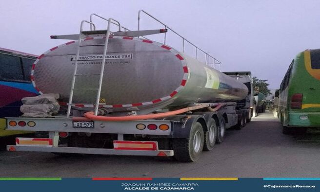 💧 Ante la emergencia por la escasez de agua, el alcalde Joaquín Ramírez ha tomado medidas inmediatas para mejorar el abastecimiento en la ciudad. Se ha habilitado la vía hacia el pozo tubular de Ajoscancha, lo que permitirá aumentar la distribución de agua a través de cisternas.
🚛 Gracias a sus gestiones, Otass ha enviado, desde Chiclayo, dos camiones cisternas certificados para abastecimiento de agua potable, y la empresa Newmont ALAC aportará tres cisternas más.
💧Con ello, Cajamarca contará, desde esta semana, con 14 cisternas que abastecerán de agua a más sectores de la ciudad, de manera paralela, enfrentando de forma efectiva la sequía y garantizando que mas cajamarquinos accedan a este servicio.
