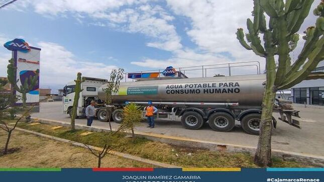 🚰 Las cisternas gestionadas por el alcalde Joaquín Ramírez ante la OTASS ya se encuentran en Cajamarca, listas para iniciar la distribución de agua en los sectores más afectados por la escasez.
🚛 Con estas unidades, se espera ampliar el abastecimiento de agua potable, llegando a más hogares cajamarquinos que necesitan urgentemente el recurso.
💦 Esta acción refuerza los esfuerzos de la Municipalidad Provincial para mitigar los efectos de la crisis hídrica que enfrenta la ciudad, asegurando que más ciudadanos accedan al agua en los próximos días.