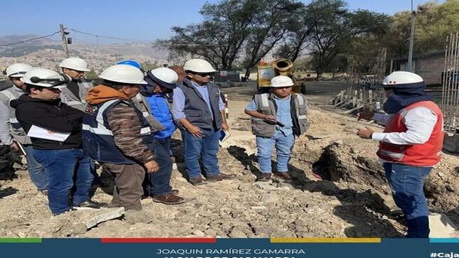 💧 Con el objetivo de asegurar el abastecimiento continuo de agua potable para las cisternas que distribuyen agua en toda la ciudad, el alcalde Joaquín Ramírez ha dispuesto la ejecución de trabajos en la vía de acceso al pozo tubular de Ajoscancha. Esta medida busca ofrecer una solución inmediata ante la escasez de agua provocada por la actual sequía.
🚚 La Municipalidad Provincial de Cajamarca, en coordinación con la EPS SEDACAJ y la empresa Newmont ALAC, realiza estos trabajos de habilitación de vías. Se está afirmando el camino, para lo cual se están utilizando los materiales necesarios y la maquinaria pesada de la municipalidad, garantizando un acceso óptimo y seguro para el abastecimiento de las cisternas.
🏗️ Esta iniciativa destaca por el compromiso de la gestión municipal en enfrentar la emergencia, proporcionando alternativas inmediatas para mitigar la crisis de agua en Cajamarca. Los trabajos aseguran que las cisternas lleguen a todos los sectores de la ciudad, llevando agua potable de manera eficiente y constante.