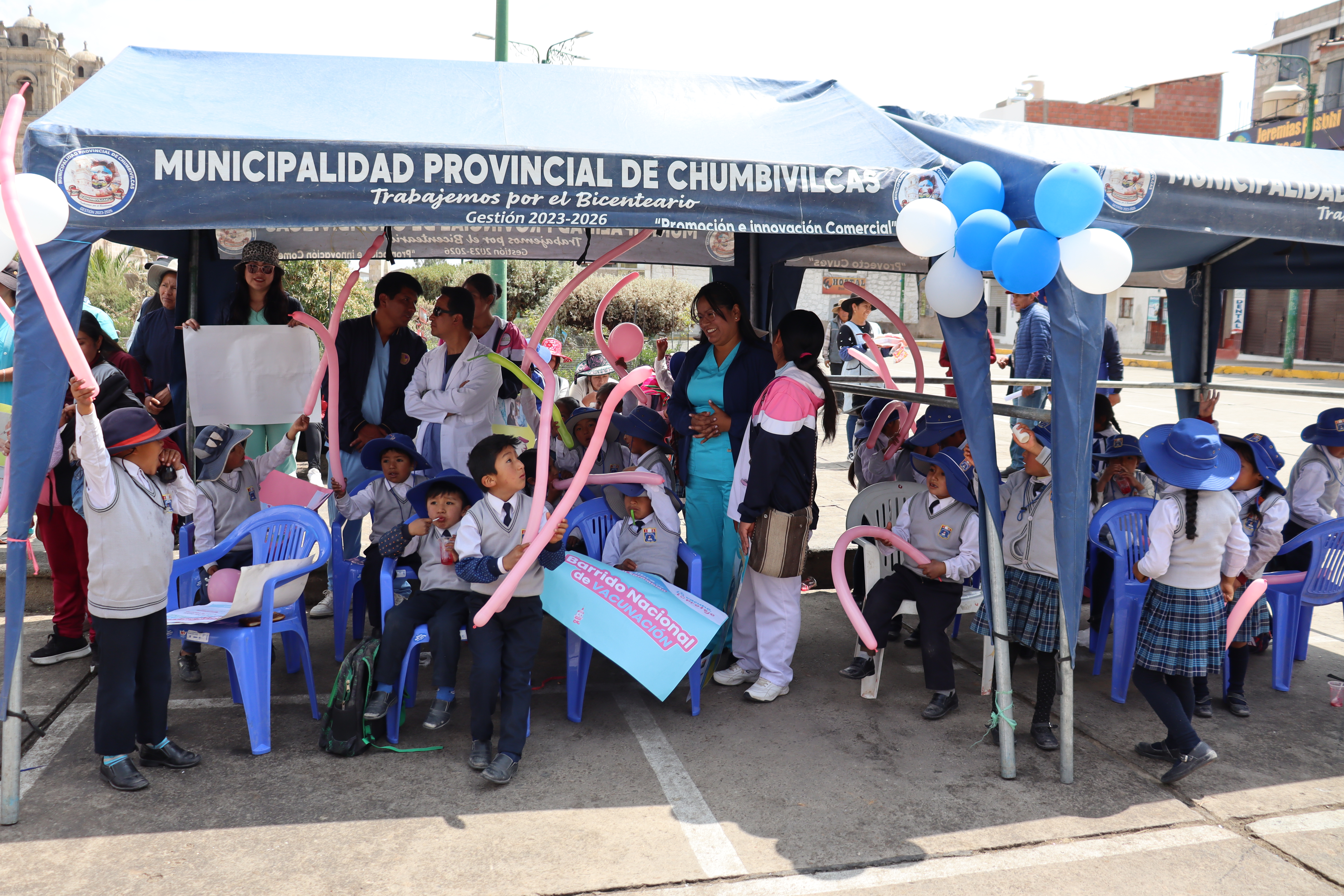 𝗟𝗔𝗡𝗭𝗔𝗠𝗜𝗘𝗡𝗧𝗢 𝗗𝗘𝗟 𝗕𝗔𝗥𝗥𝗜𝗗𝗢 𝗗𝗘 𝗩𝗔𝗖𝗨𝗡𝗔𝗖𝗜𝗢́𝗡 𝗣𝗢𝗥 𝗨𝗡𝗔 𝗡𝗜𝗡̃𝗘𝗭 𝗟𝗜𝗕𝗥𝗘 𝗗𝗘 𝗣𝗢𝗟𝗜𝗢 𝗬 𝗦𝗔𝗥𝗔𝗠𝗣𝗜𝗢́𝗡