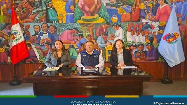 ✅La Municipalidad Provincial de Cajamarca, a través de la Gerencia de Desarrollo Ambiental, ha lanzado el programa "DIADESOL 2024" por la Semana de la Gestión Integral de Residuos Sólidos, que se llevará a cabo del 17 al 21 de septiembre.
🗣Con la participación del Gerente de Desarrollo Ambiental, Pedro Injante Silva; la Subgerente de Gestión Integral de Residuos Sólidos, Jessica Lau Zamora; y la subgerente de Gestión Ambiental, Patricia Correa Briones, se dieron a conocer los detalles de las actividades programadas, las cuales buscan sensibilizar a la población sobre la importancia de una adecuada gestión de los residuos sólidos para preservar el medio ambiente y la salud pública.
✔El programa incluirá ferias educativas, campañas de segregación de residuos en la fuente y jornadas de limpieza en diversos puntos de la ciudad, con la participación de la comunidad y autoridades locales. Estas iniciativas refuerzan el compromiso de Cajamarca con un desarrollo sostenible, alineado con la normativa ambiental vigente.