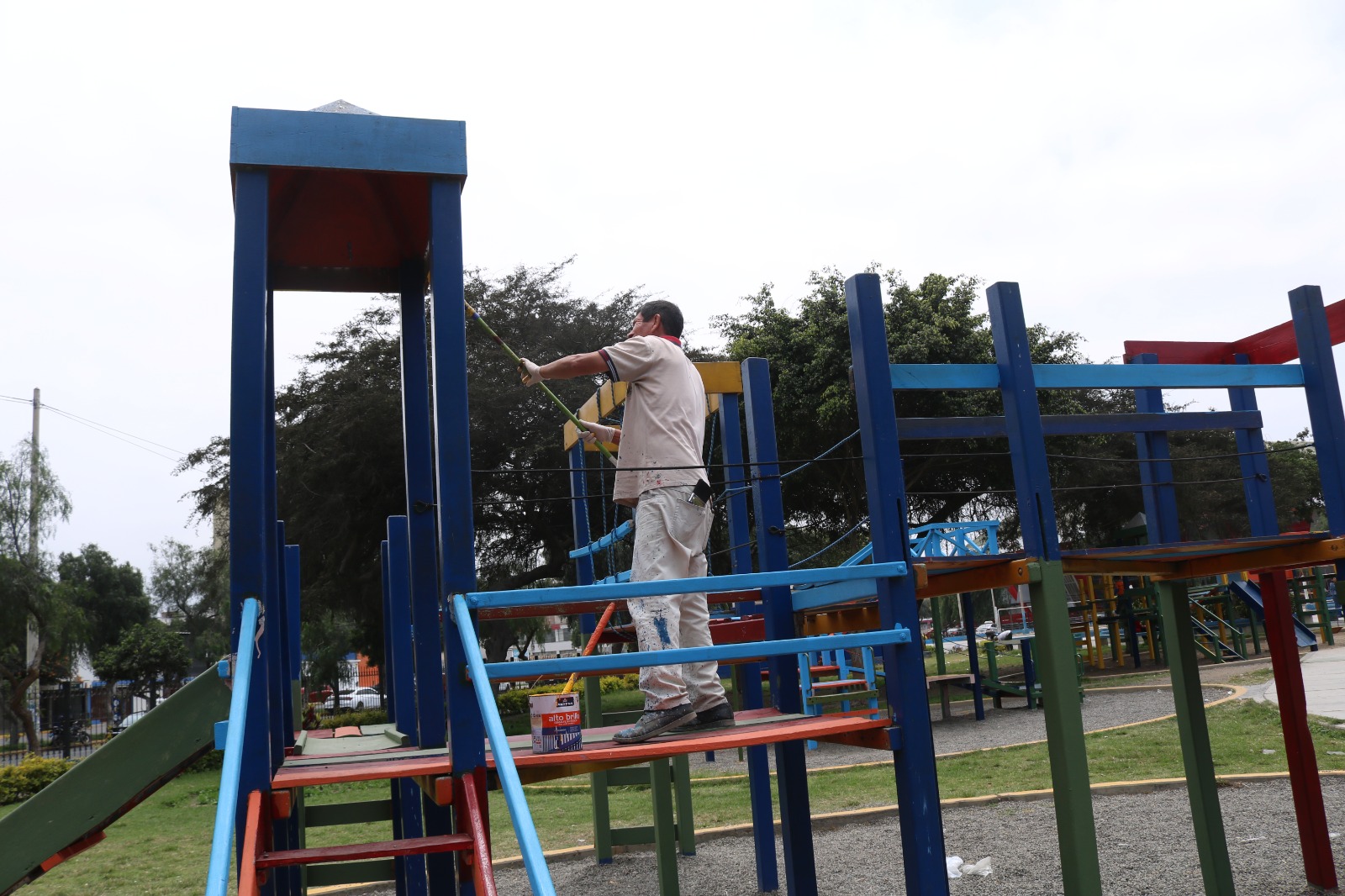 Comerciantes informales mejoran complejo deportivo Mansiche